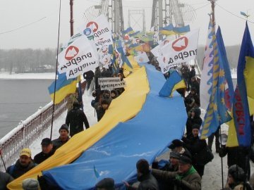 Над Дніпром розгорнули 200-метровий державний прапор