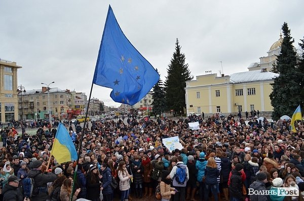 У Луцьку - студентський Євромайдан без партсимволіки. ФОТО