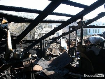 Будинок в центрі Луцька після великої пожежі. ФОТО