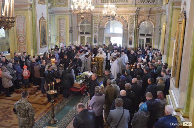 «Він захищав не лише свою сім‘ю»: у Луцьку попрощалися з Героєм. ФОТОРЕПОРТАЖ