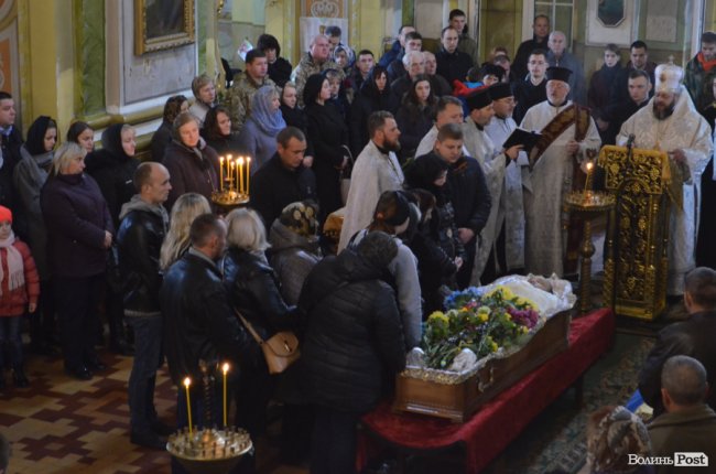 «Він захищав не лише свою сім‘ю»: у Луцьку попрощалися з Героєм. ФОТОРЕПОРТАЖ