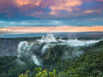 На Гаваях чоловік впав у кратер вулкану, коли робив селфі