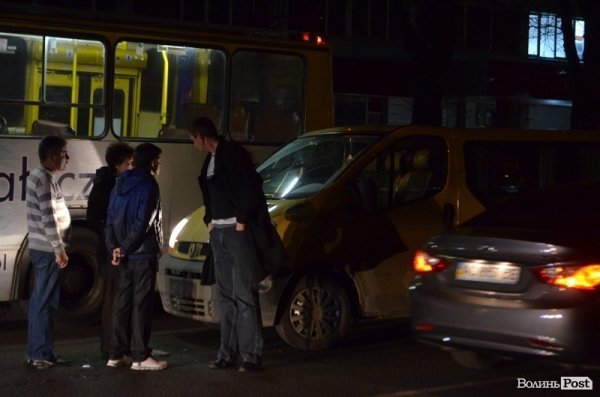 Аварія у Луцьку: в маршрутки відлетіло колесо. ФОТО
