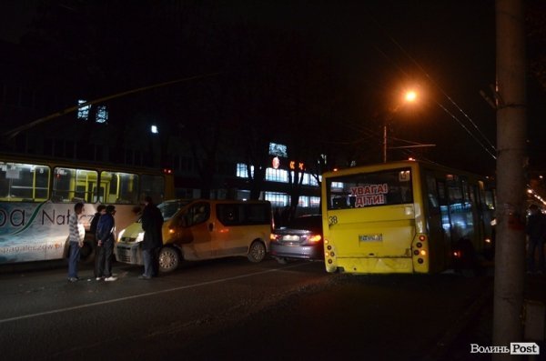 Аварія у Луцьку: в маршрутки відлетіло колесо. ФОТО