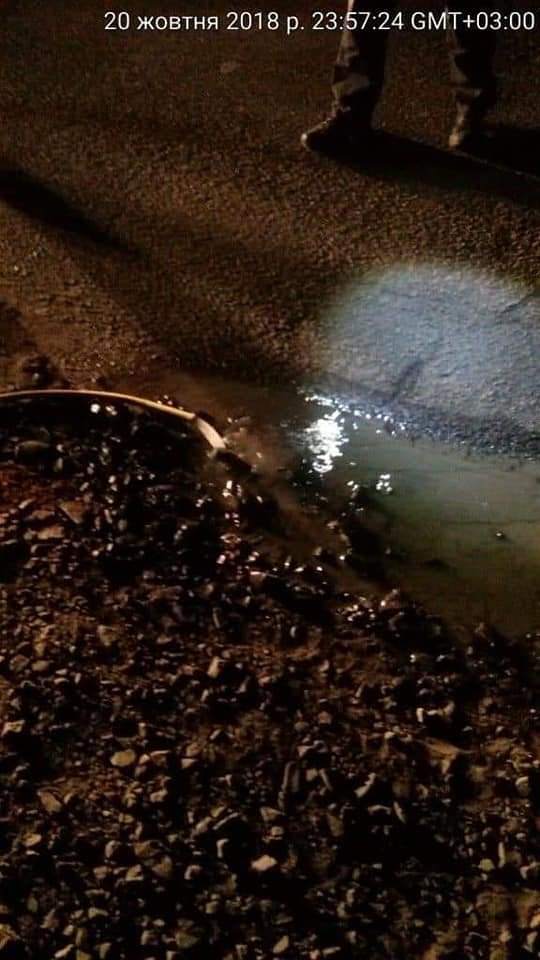 Смердючий вікенд: у Луцьку посеред ночі чоловік зливав нечистоти. ФОТО