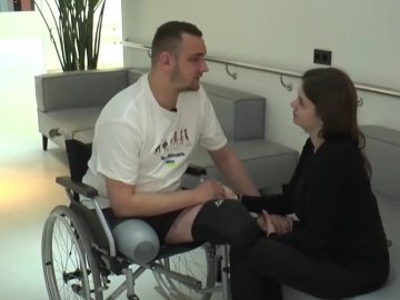 Воїн, який одружився на фельдшерці з Луцька, опановує протези, щоб зустріти новонародженого сина на ногах