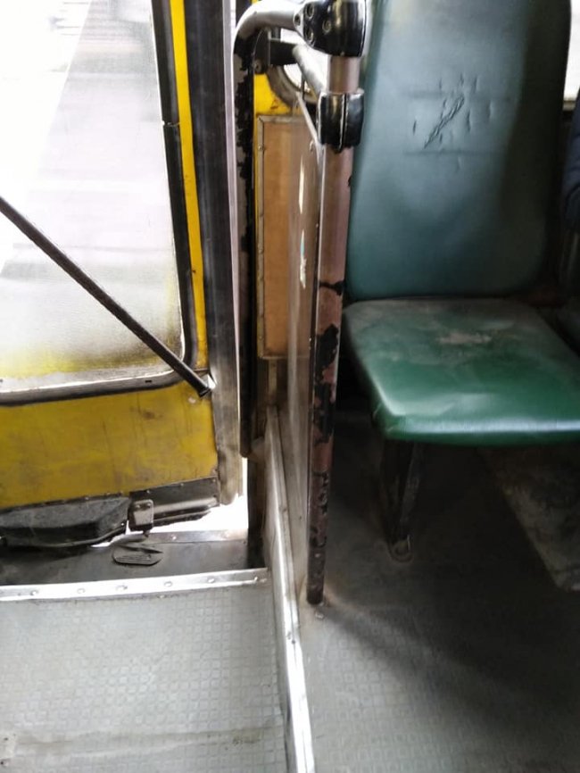 Брудний дірявий салон і водій-порушник: у Луцьку скаржаться на маршрутку №9а