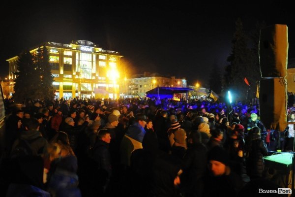 Як у Луцьку музиканти розважали люд на Євромайдані. ФОТО. ВІДЕО