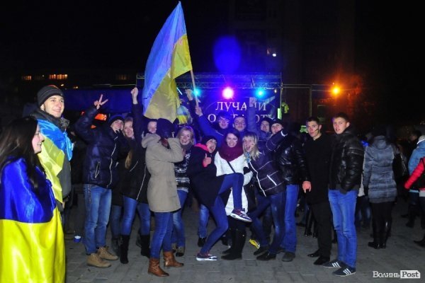 Як у Луцьку музиканти розважали люд на Євромайдані. ФОТО. ВІДЕО