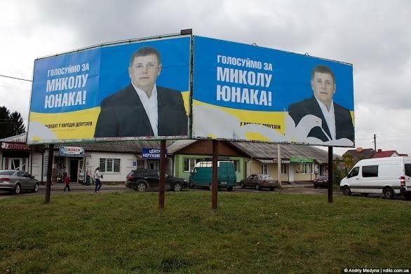 У Нововолинську «пошматували» білборд кандидата в депутати. ФОТО