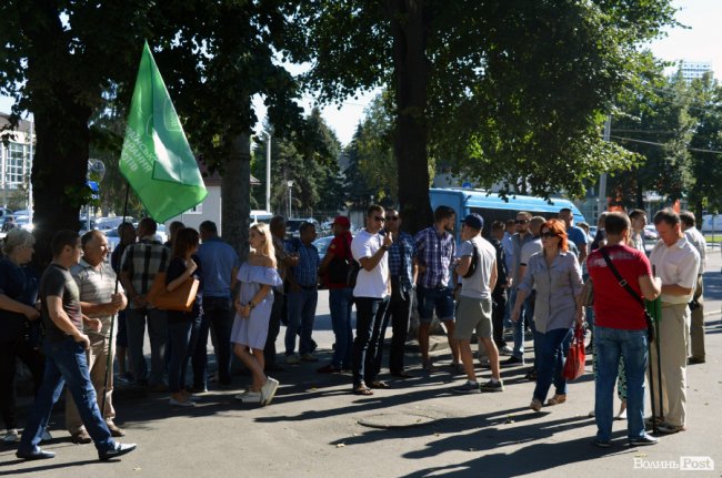 Обличчя пікету: «прихильники Тиводара» ховалися від камер та хамили