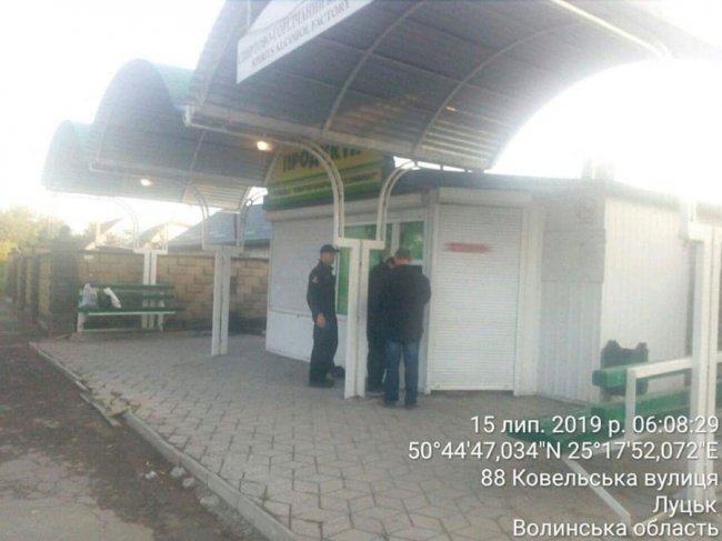 У Луцьку викрили продавця, який продавав алкоголь у заборонений час. ФОТО