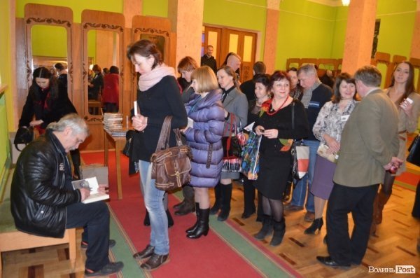 Шкляр у Луцьку розповів, чому Україні не потрібен Крим і Донбас. ФОТО