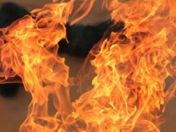 У Луцьку горів будинок: врятували безхатька