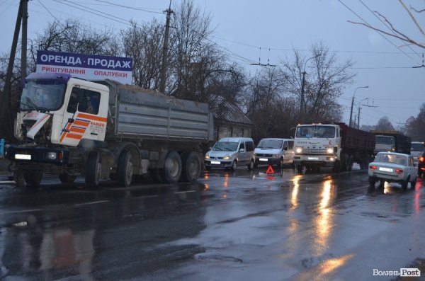 Аварія в Луцьку: не розминулися вантажівки. ФОТО