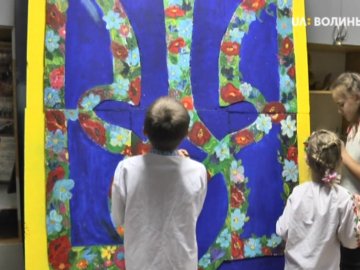 Луцькі школярі готують подарунки на передову військовим до Дня Збройних Сил. ВІДЕО