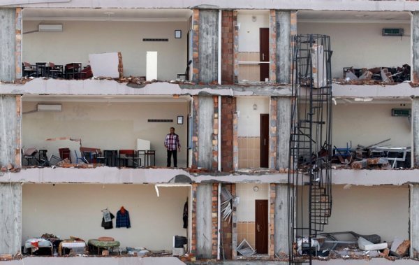 Чоловік перевіряє квартиру у зруйнованому вибухом будинку в місті Рейханли в провінції Хатай, недалеко від турецько-сирійського кордону, 13 травня 2013. UMIT BEKTAS, Туреччина