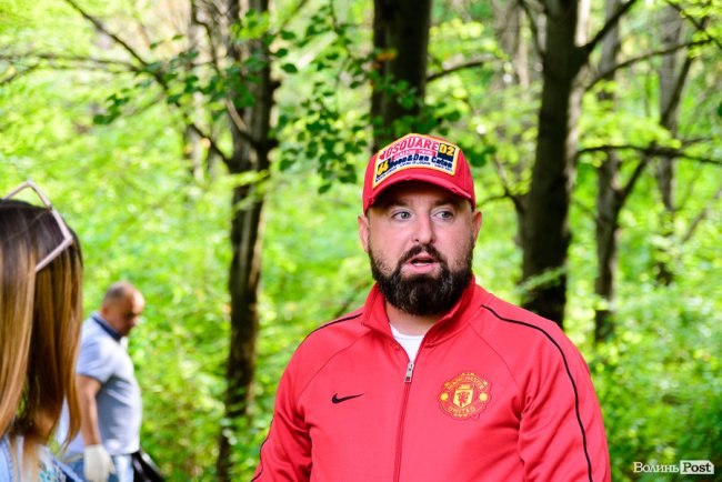 «Ми можемо прибрати, а ви хоча б не смітіть»: як у Луцьку розчищали парк на Потебні