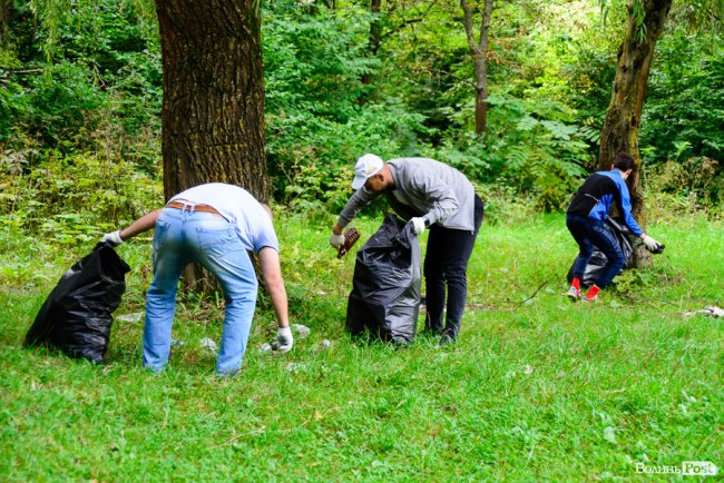 «Ми можемо прибрати, а ви хоча б не смітіть»: як у Луцьку розчищали парк на Потебні