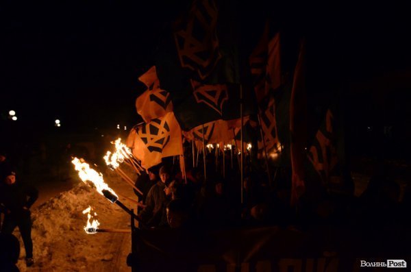 Вогонь та пам'ять: Маневичами пройшла смолоскипна хода на честь Героя