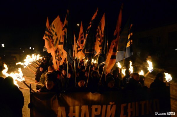 Вогонь та пам'ять: Маневичами пройшла смолоскипна хода на честь Героя