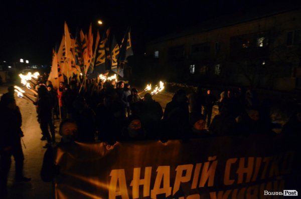 Вогонь та пам'ять: Маневичами пройшла смолоскипна хода на честь Героя