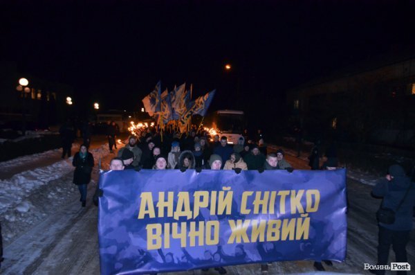 Вогонь та пам'ять: Маневичами пройшла смолоскипна хода на честь Героя