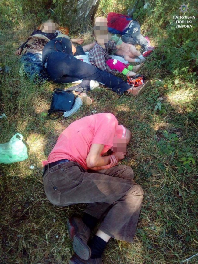 У Львові серед вулиці знайшли дітей, біля яких спали п’яні мама й тато