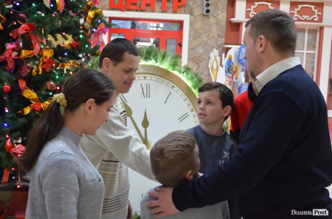 Заступник голови Волинської ОДА показав дива науки і техніки особливим діткам. ФОТО