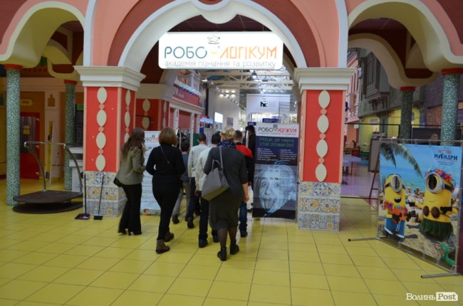 Заступник голови Волинської ОДА показав дива науки і техніки особливим діткам. ФОТО