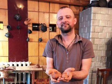 «Робота з глиною – то справжній релакс», – волинський гончар 