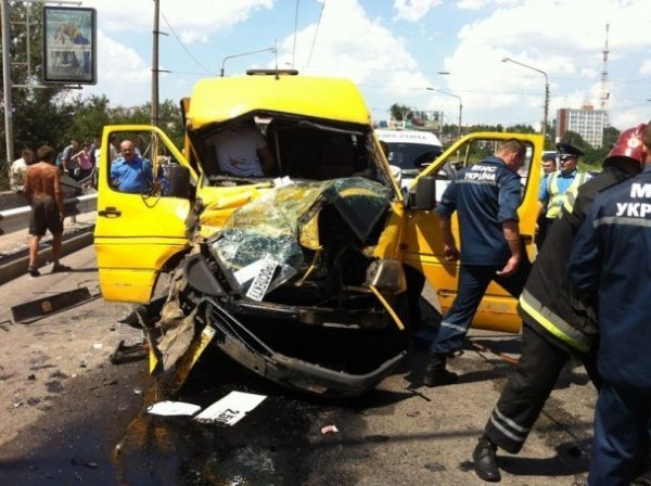 У Запоріжжі маршрутка вʼїхала в тролейбус, є постраждалі. ФОТО