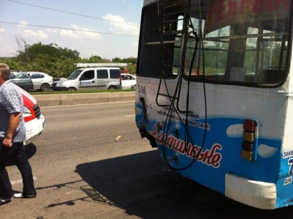 У Запоріжжі маршрутка вʼїхала в тролейбус, є постраждалі. ФОТО
