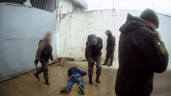 Прокуратура показала фото тортур в’язнів у тюрмі на Полтавщині