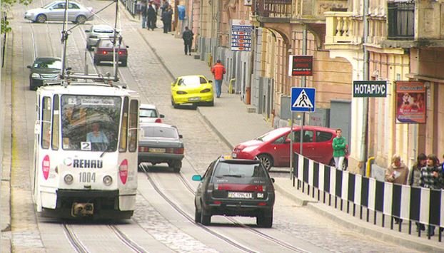 Вулиця Чупринки після ремонту. Ненормована ширина тротуарів, незрозуміло припарковані авто, хаотичні паркани — зіпсували дизайн вулиці