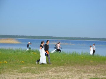 На березі Світязю зібрали більше сотні мішків сміття. ФОТО