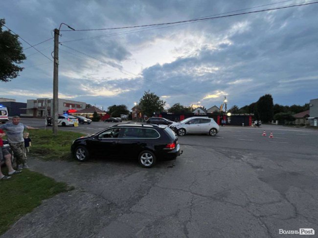 Біля Луцька неповнолітній мотоцикліст зіткнувся з легковиком. ФОТО
