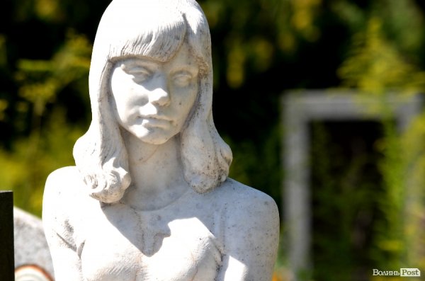 На кладовищі Луцька повалені пам'ятники, а могили заросли чагарниками. ФОТО