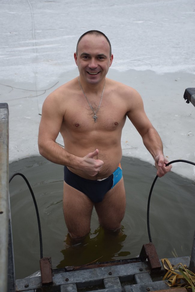Як відомі волиняни пірнали у крижану воду. ФОТО
