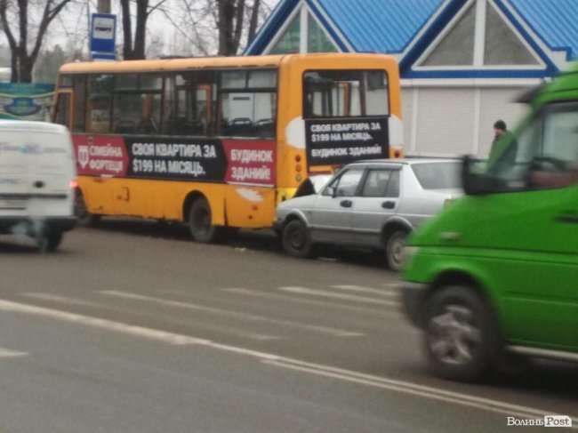 Ранкова аварія у Луцьку: легковик в'їхав у маршрутку. ФОТО