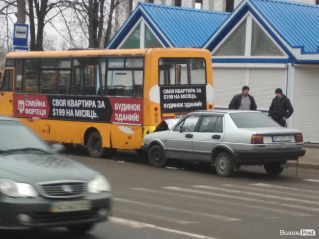 Ранкова аварія у Луцьку: легковик в'їхав у маршрутку. ФОТО
