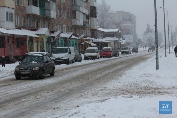 У Володимирі комунальники воюють зі снігом на вулицях