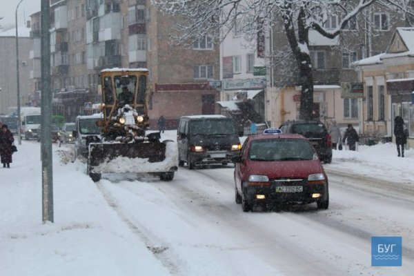 У Володимирі комунальники воюють зі снігом на вулицях