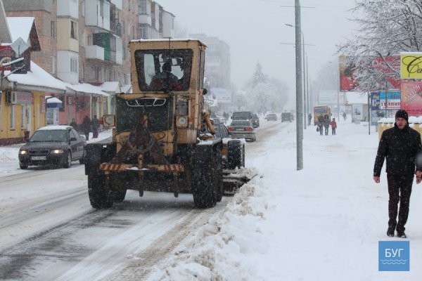 У Володимирі комунальники воюють зі снігом на вулицях