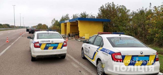 На Рівненщині водій вдарив себе ножем, а потім в’їхав у зупинку. ФОТО, ВІДЕО