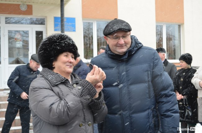У Луцьку сімейним лікарям вручили ключі від новеньких автівок. ФОТО