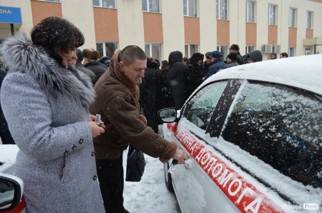 У Луцьку сімейним лікарям вручили ключі від новеньких автівок. ФОТО