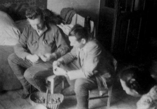 На підпільній квартирі в селі Білогорща під Львовом - головний командир УПА Роман Шухевич, начальник Головного війського штабу УПА Олекса 