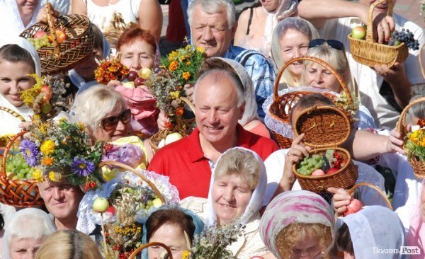 Як у Луцьку святили яблука та мед. ФОТО