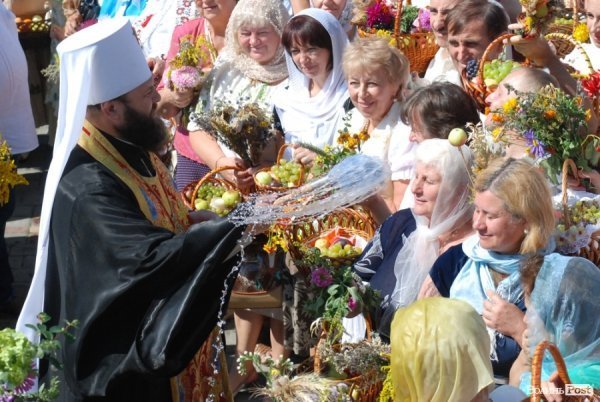 Як у Луцьку святили яблука та мед. ФОТО